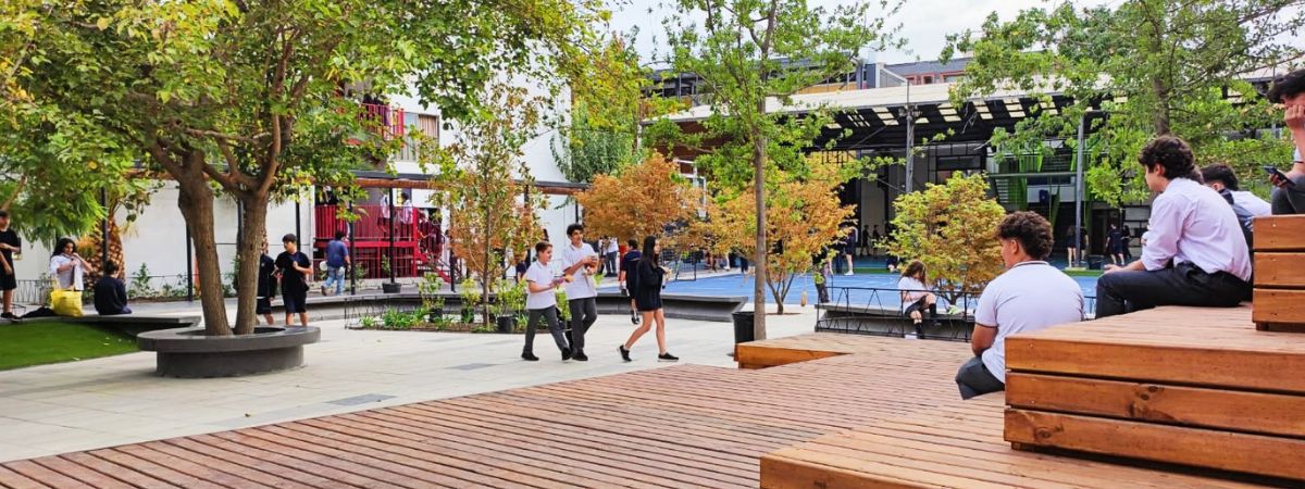 El nuevo patio central del colegio ya está abierto a toda la Comunidad