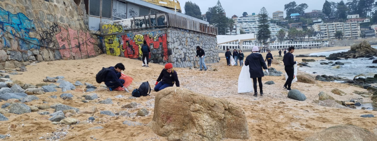 ¡Vamos a limpiar la playa! De salida pedagógica a hito de IV° Medio